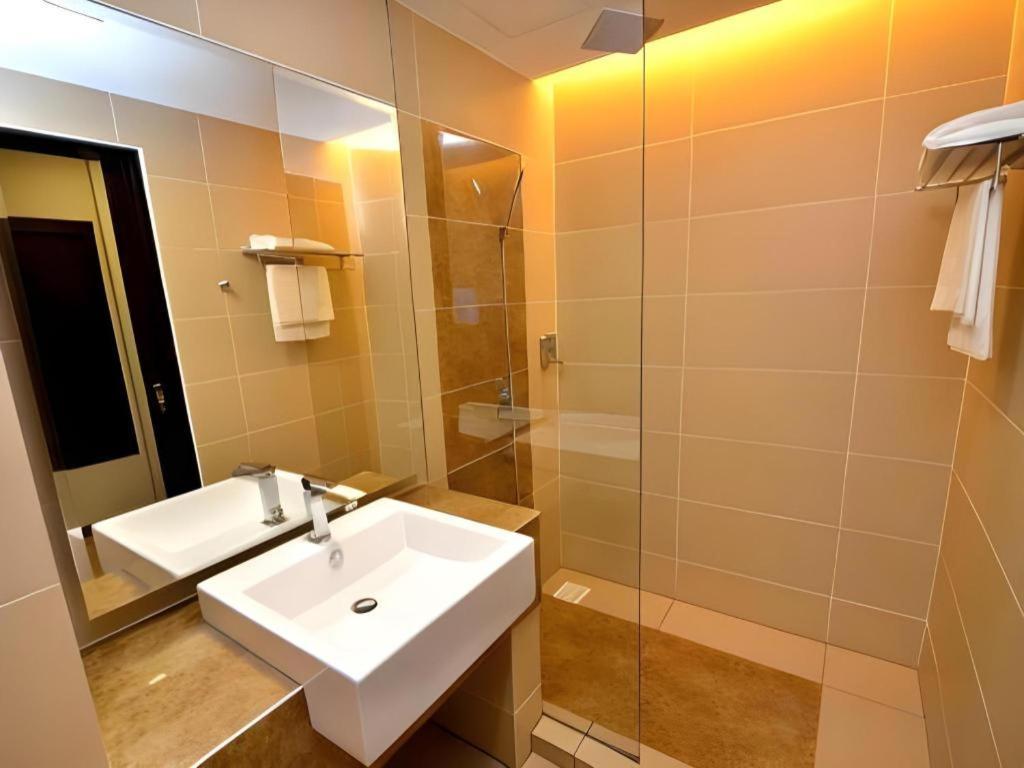 Eminent Hotel Kota Kinabalu Exterior foto