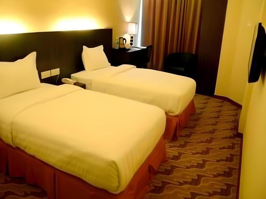 Eminent Hotel Kota Kinabalu Exterior foto